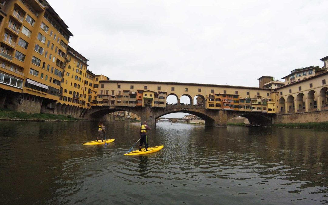 SUP a Firenze sotto il Ponte Vecchio