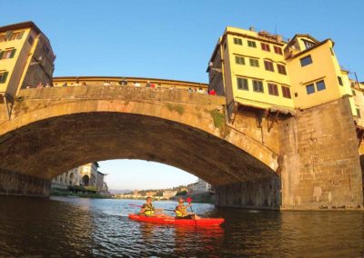 Kayak a Firenze sotto il Ponte Vecchio